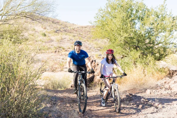Gesundes Paar Legt Größere Strecke Mit Dem Fahrrad Zurück — Stockfoto