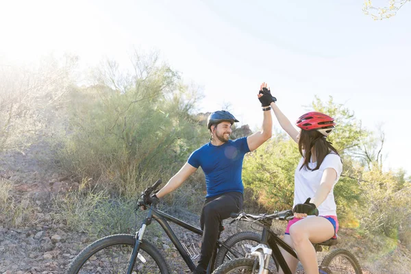 Erfolgreiche Junge Mountainbiker Geben Sich Der Natur Gegenseitig High Five — Stockfoto