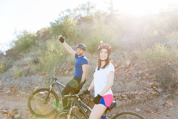 Porträt Eines Selbstbewussten Paares Das Sonnigen Tagen Mit Dem Fahrrad — Stockfoto