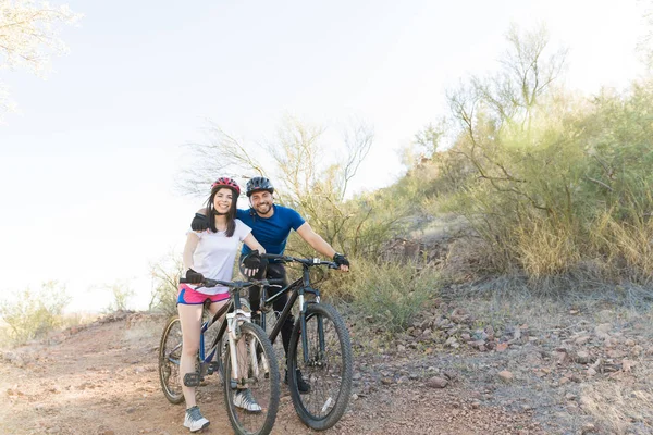Glücklich Sorgenfreies Mountainbike Paar Radfahren Und Einen Gesunden Lebensstil Führen — Stockfoto