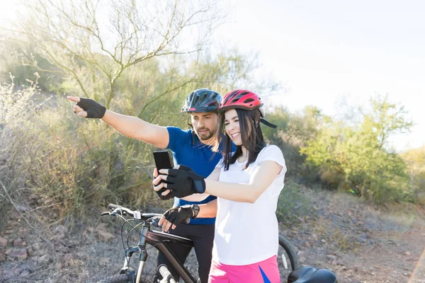 Junger Mann Zeigt Während Frau Gps Navigator Auf Smartphone Beim — Stockfoto