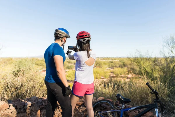 Fitness Freaks Fangen Die Schöne Natur Beim Mountainbiken Ein — Stockfoto