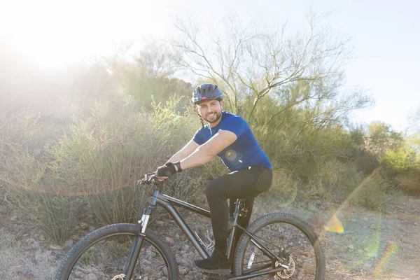 Porträt Eines Gut Aussehenden Männlichen Bikers Der Wald Lächelt — Stockfoto