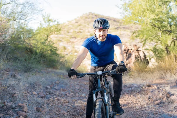 Υγεία Εστιασμένη Χαμογελαστός Άνθρωπος Που Χρησιμοποιούν Ποδήλατο Βουνού Μείνετε Fit — Φωτογραφία Αρχείου