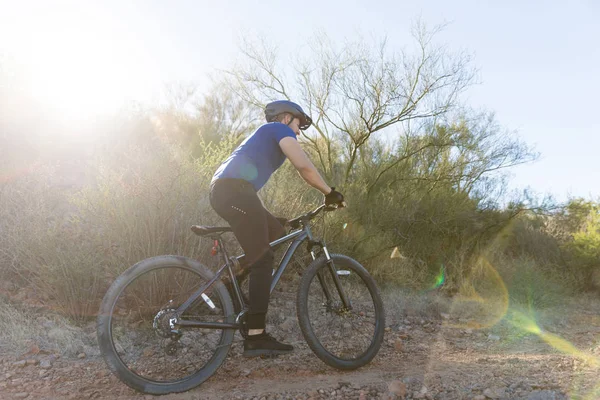 Motivado Ciclista Montaña Ropa Deportiva Caballo Por Las Plantas — Foto de Stock