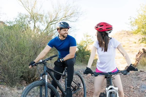 Pareja Sonriente Haciendo Que Experiencia Ciclismo Montaña Sea Agradable Durante — Foto de Stock