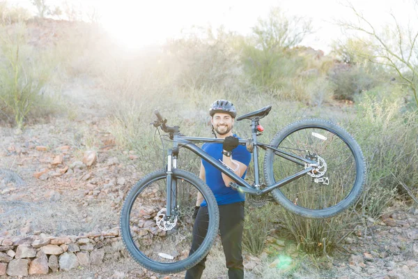 Kraftvoller Mountainbiker Zeigt Seine Stärke Indem Mit Einer Hand Zum — Stockfoto