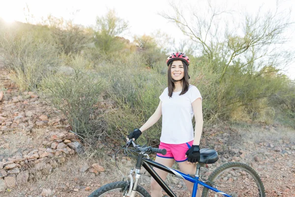 Porträt Einer Gut Aussehenden Frau Die Die Freiheit Des Radfahrens — Stockfoto