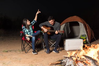Kadının ormanda kamp gitar çalmak adam şarkı tam uzunlukta