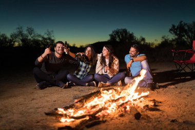 Kırsal alanda kamp şenlik arkadaşlar eğlenmeye bira şişeleri ile yakın: