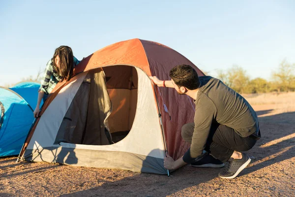 Jovem Homem Mulher Despreocupados Montar Tenda Para Passar Tempo Qualidade — Fotografia de Stock