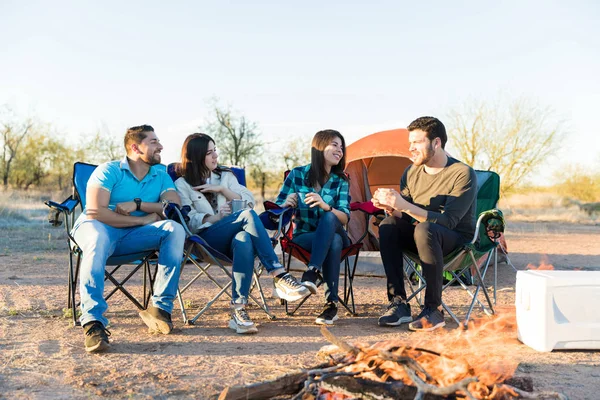 Amigos Masculinos Femeninos Interactuando Mientras Están Sentados Sillas Mientras Carpas — Foto de Stock