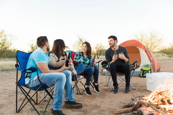 Amigos Felices Con Botellas Alcohol Sentados Sillas Camping —  Fotos de Stock