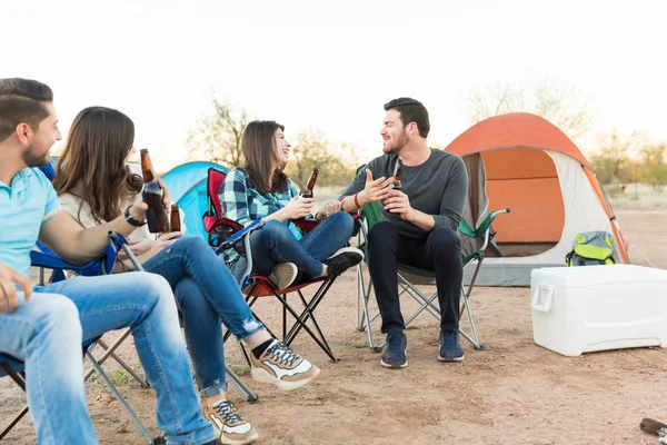 Joven Hablando Con Novia Amigos Sosteniendo Botellas Cerveza Camping —  Fotos de Stock