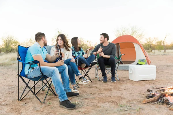 Mujeres Jóvenes Conversando Con Sus Parejas Mientras Disfrutan Actividad Camping —  Fotos de Stock