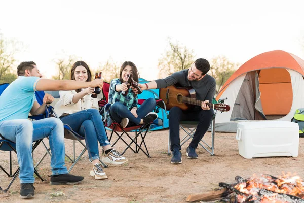 Beautiful Couples Clinking Beer Bottles While Having Party Campsite — Stock Photo, Image