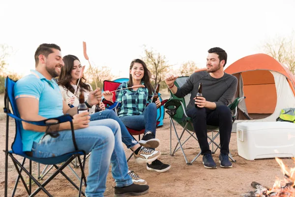 Sonriente Hermosa Mujer Con Jóvenes Amigos Teniendo Comida Bebida Camping —  Fotos de Stock