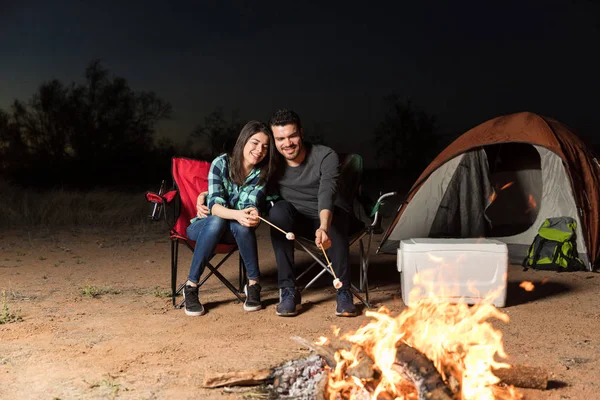 Romantic Couple Roasting Marshmallows Bonfire Tent Night — Stock Photo, Image