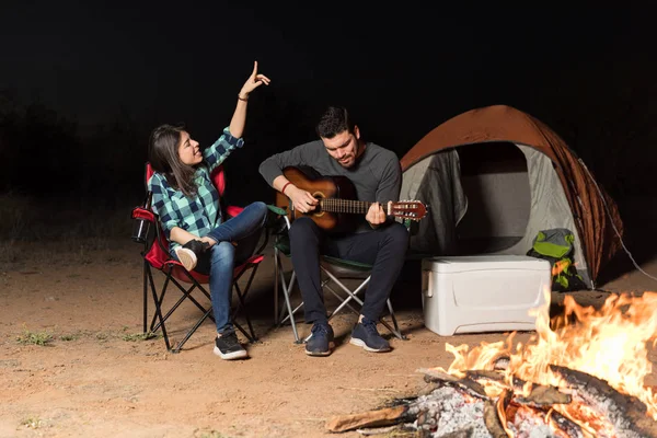 Longitud Completa Mujer Cantando Mientras Hombre Toca Guitarra Campamento Bosque —  Fotos de Stock
