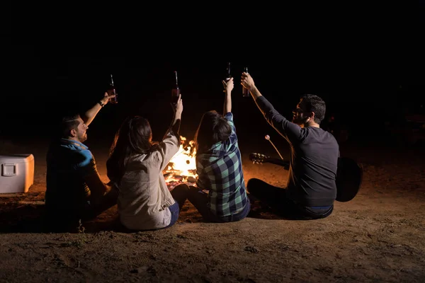 Casais Felizes Levantando Garrafas Cerveja Acampamento Durante Festa Fim Semana — Fotografia de Stock