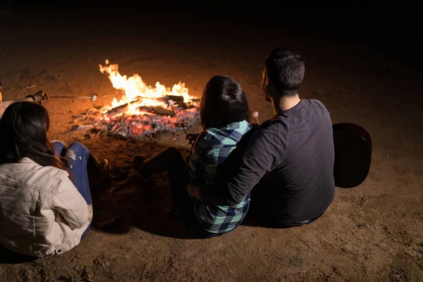 Vista Trasera Pareja Joven Con Amigos Relajándose Cerca Hoguera Bosque — Foto de Stock