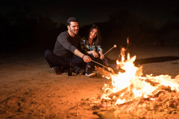 Pareja Feliz Asando Malvaviscos Camping Bosque —  Fotos de Stock