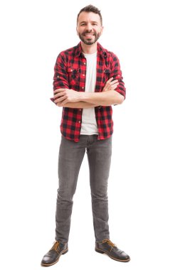 Beyaz arka plan üzerinde memnuniyet gösteren moda adam tam uzunluğu