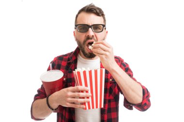 Beyaz arka plan üzerinde 3D film izlerken adam patlamış mısır sahip