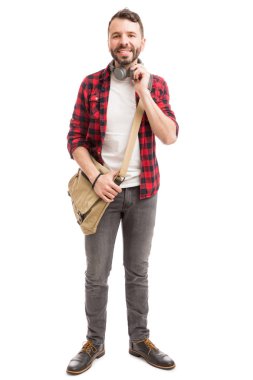 Beyaz arka plan üzerinde üniversiteye gidiyor serin ve şık adam tam uzunluğu