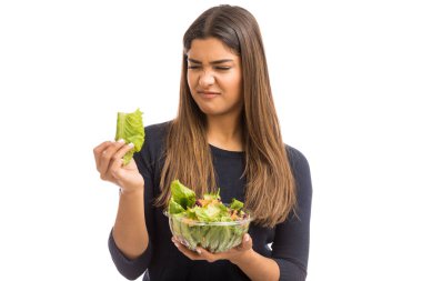 Kadın stüdyoda yeşil sebzeler doğru sevmediğim yoğun hissi gösteren