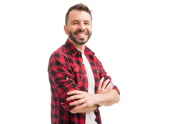 Alegre Hombre Latino Sonriendo Cruzando Las Manos Por Espacio Copia —  Fotos de Stock