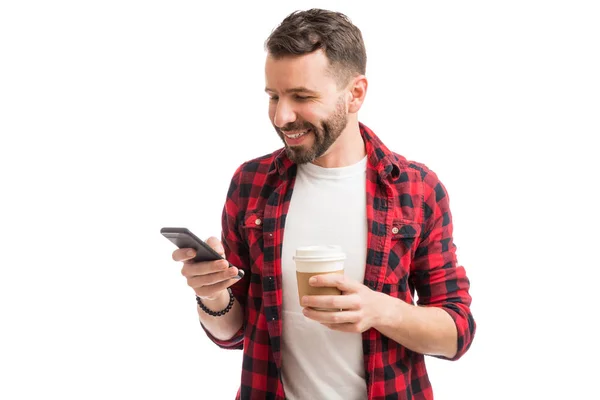 Hombre Feliz Charlando Con Amigos Usando Aplicación Teléfono Móvil Sosteniendo — Foto de Stock