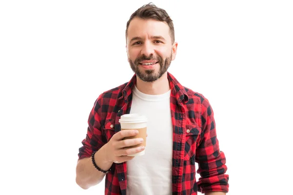 Homem Bonito Segurando Copo Café Descartável Contra Fundo Liso — Fotografia de Stock