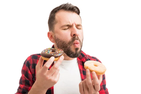 Primer Plano Del Hombre Satisfecho Disfrutando Mientras Come Deliciosas Rosquillas —  Fotos de Stock