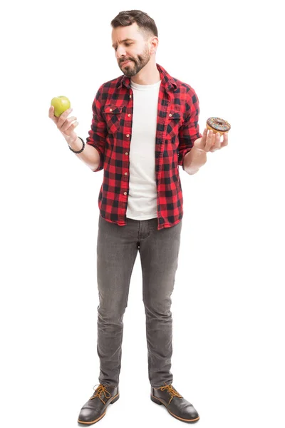 Longitud Completa Del Hombre Infeliz Eligiendo Una Manzana Sobre Una —  Fotos de Stock