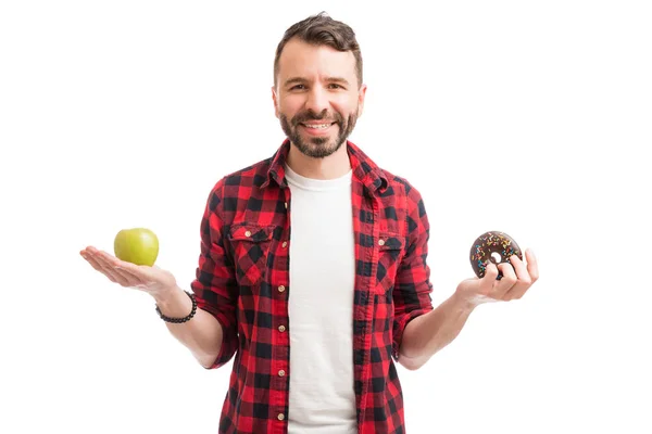 成人中男子的肖像在格子衬衫快乐与混合饮食 — 图库照片