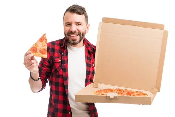 Hombre Alegre Mostrando Rebanada Pizza Mientras Sostiene Caja Cartón —  Fotos de Stock