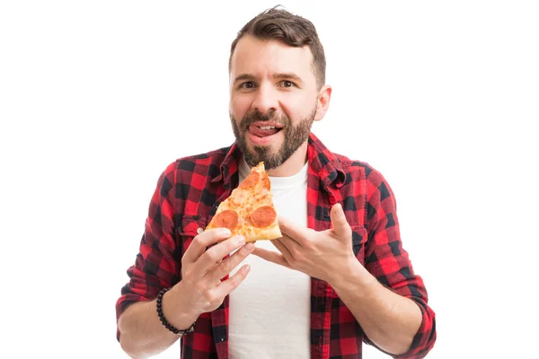 Retrato Hombre Hambriento Lamiendo Labios Mientras Sostiene Sabrosa Rebanada Pizza —  Fotos de Stock