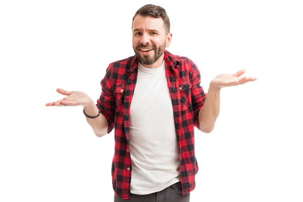 Sorrindo Homem Segurando Produtos Imaginários Fundo Branco — Fotografia de Stock