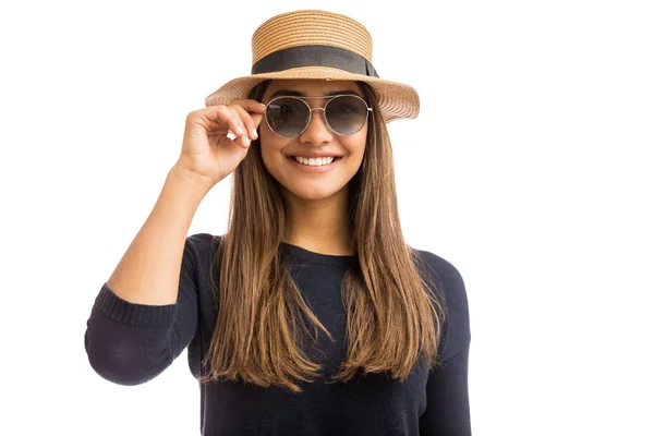 Uśmiechnięta Ładna Kobieta Okulary Przeciwsłoneczne Kapelusz Przeciwsłoneczny Korzystających Lato — Zdjęcie stockowe