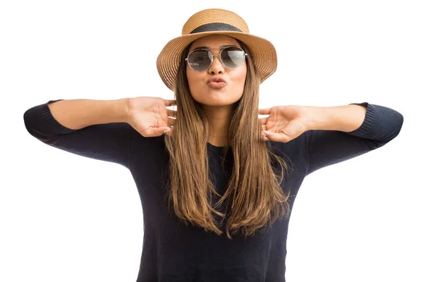 Mujer Elegante Moda Puckering Labios Uso Gafas Sol Sobre Fondo —  Fotos de Stock