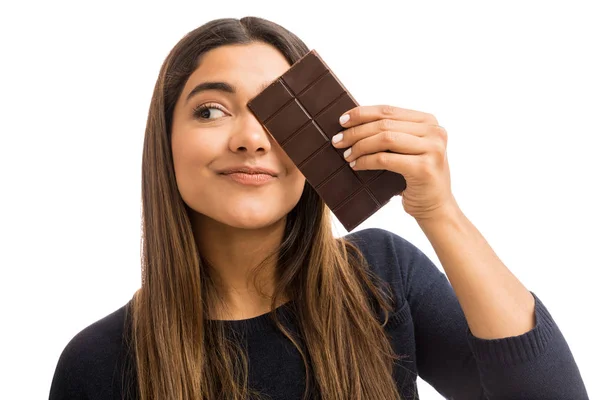 Giovane Bruna Femminile Che Copre Occhio Con Una Barra Cioccolato — Foto Stock