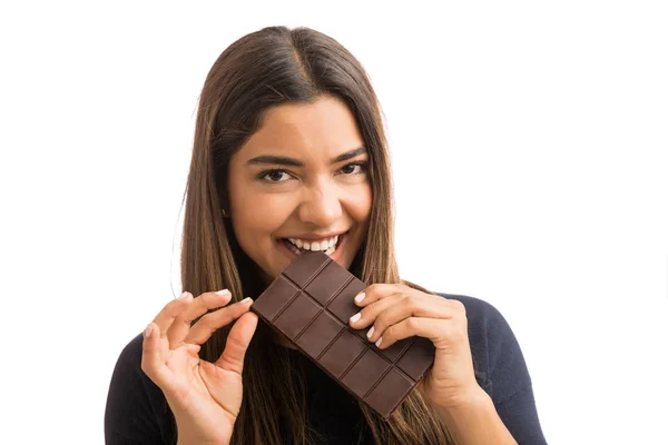 Ritratto Giovane Donna Felice Incapace Resistere Alla Tentazione Del Cioccolato — Foto Stock