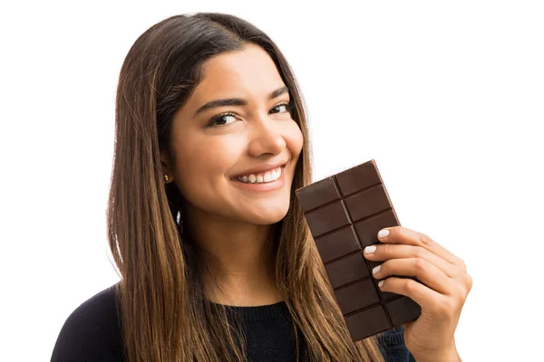 Ritratto Donna Tentata Avere Cioccolato Celeste Sorridendo Sfondo Bianco — Foto Stock