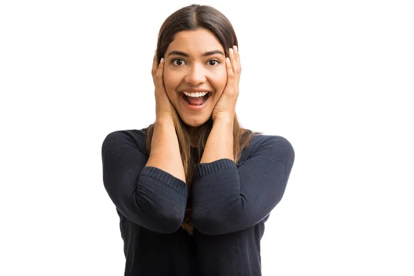 Mujer Emocionándose Después Escuchar Noticias Increíbles Sobre Fondo Blanco —  Fotos de Stock