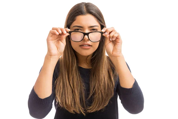 Jovem Com Problemas Visão Usando Óculos Fundo Branco — Fotografia de Stock