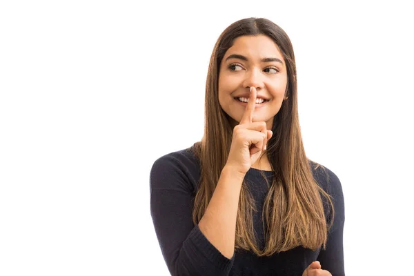 Sorrindo Mulher Latina Olhando Para Lados Mantendo Dedo Boca Contra — Fotografia de Stock