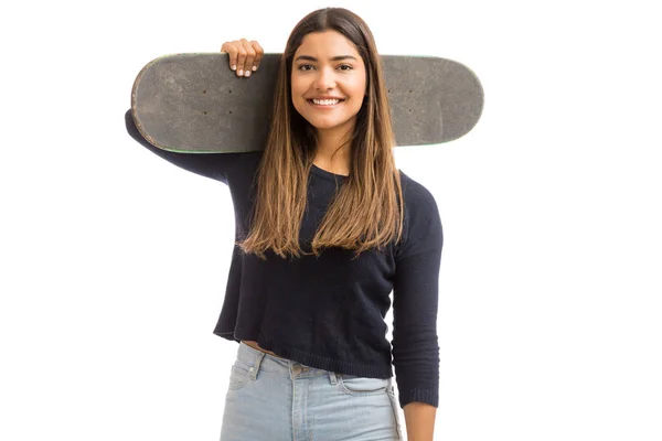 Jovem Skatista Mulher Com Seu Skate Isolado Fundo Branco — Fotografia de Stock