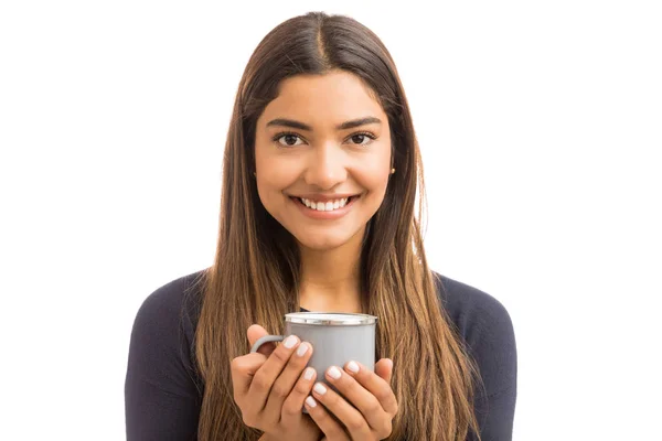 Wunderschöne Frau Mit Langen Haaren Erfrischt Sich Mit Einer Tasse — Stockfoto