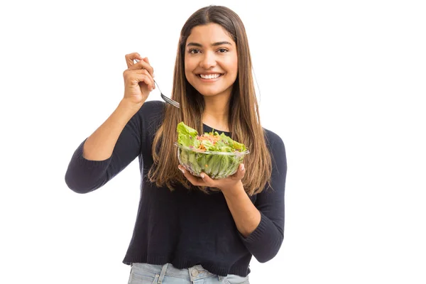 拿着一碗蔬菜沙拉的妇女 通过吃得更健康来分享更好的生活理念 — 图库照片